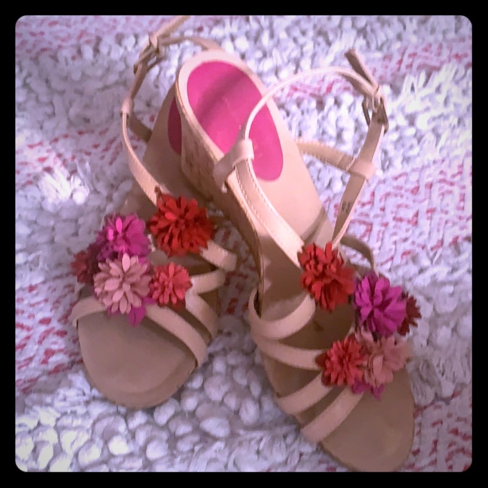 Women’s size 8 nude wedges.